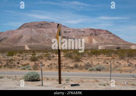 Cette autoroute près de Mojave dans le comté de Kern, CA, États-Unis est en cours de réhabilitation. Les équipes versent ici de l'asphalte chaud. Banque D'Images