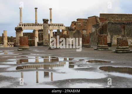 Colonnes et ruines du Forum reflétés dans l'eau, Pompéi, Italie Banque D'Images