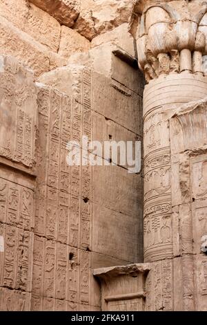 Gros plan de la colonne et du mur avec des hiéroglyphes au Temple d'Edfu, Edfu, Égypte Banque D'Images