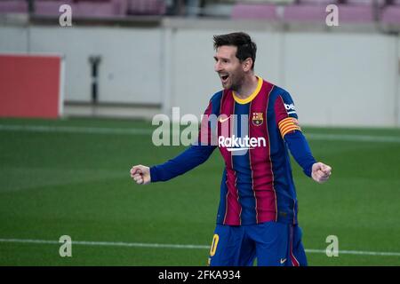 Barcelone, Espagne. 29 avril 2021. Lionel Messi de Barcelone célèbre le but lors d'un match de football de la ligue espagnole entre le FC Barcelone et Grenade CF à Barcelone, Espagne, le 29 avril 2021. Crédit : Joan Gosa/Xinhua/Alay Live News Banque D'Images