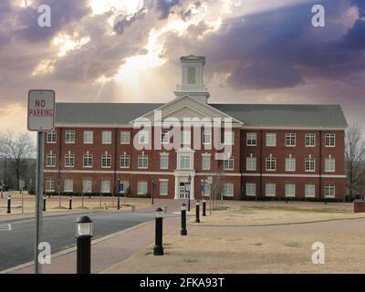 Wake Forest, Caroline du Nord, États-Unis - 5 décembre 2015 : le soleil brille à travers les nuages au-dessus du séminaire théologique baptiste du sud-est dans Wake Forest, Nort Banque D'Images