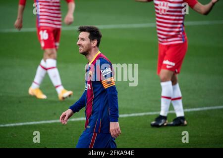 Barcelone, Espagne. 29 avril 2021. Lionel Messi de Barcelone réagit lors d'un match de football de la ligue espagnole entre le FC Barcelone et Grenade CF à Barcelone, Espagne, le 29 avril 2021. Crédit : Joan Gosa/Xinhua/Alay Live News Banque D'Images