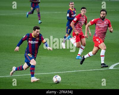 Barcelone, Espagne. 29 avril 2021. Lionel Messi (L) de Barcelone participe à un match de football de la ligue espagnole entre le FC Barcelone et Grenade CF à Barcelone, Espagne, le 29 avril 2021. Crédit : Joan Gosa/Xinhua/Alay Live News Banque D'Images