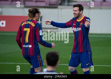 Barcelone, Espagne. 29 avril 2021. Lionel Messi (R) de Barcelone célèbre le but avec Antoine Griezmann lors d'un match de football de la ligue espagnole entre le FC Barcelone et Grenade CF à Barcelone, Espagne, le 29 avril 2021. Crédit : Joan Gosa/Xinhua/Alay Live News Banque D'Images