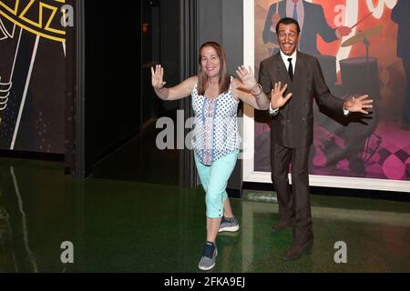 Nevada USA 10-30-18 drôle de dame pose à côté de la figure De l'acteur Sammy Davis Jr au musée de cire Madame Tussauds Situé à l'hôtel Venice Las Vegas Banque D'Images