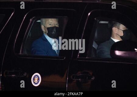 LE président AMÉRICAIN Joe Biden est chassés après son arrivée à bord de Marine One sur l'ellipse de la Maison Blanche à Washington, DC, USA. 29 avril 2021. Le président Biden s'est rendu aujourd'hui en Géorgie pour un événement marquant son 100e jour de mandat et pour rendre visite à l'ancien président américain Jimmy carter. Credit: SIPA USA/Alay Live News Banque D'Images