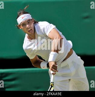 WIMBLEDON 2010. 2ÈME JOUR 22/6/2010 RAFAEL NADAL PENDANT SON MATCH AVEC KEI NISHIKORI. PHOTO DAVID ASHDOWN Banque D'Images