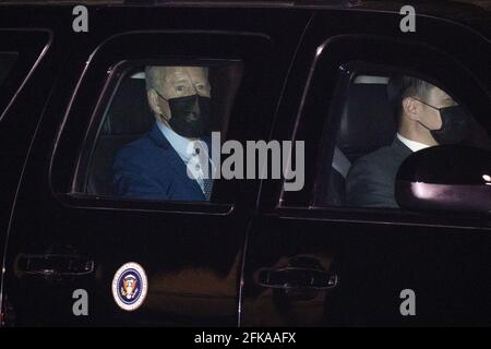 LE président AMÉRICAIN Joe Biden est chassés après son arrivée à bord de Marine One sur l'ellipse de la Maison Blanche à Washington, DC, USA, le 29 avril 2021. Le président Biden s'est rendu aujourd'hui en Géorgie pour un événement marquant son 100e jour de mandat et pour rendre visite à l'ancien président américain Jimmy carter. Banque D'Images