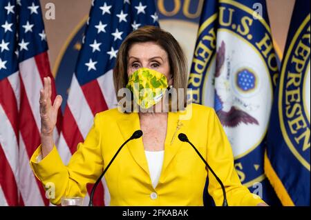 Washington, États-Unis. 29 avril 2021. La conférencière Nancy Pelosi (D-CA) prend la parole à sa conférence de presse hebdomadaire. Crédit : SOPA Images Limited/Alamy Live News Banque D'Images