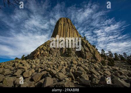 Monument national Devils Tower, Wyoming, États-Unis. 24 octobre 2014. La tour Devils, connue du film Hollywood, Close Encounters, est un mystérieux et beau morceau de géologie. Dans le film le personnage principal a conduit jusqu'au sommet, mais en réalité, une manière vers le haut est de grimper. Crédit : Chris Rusanowsky/ZUMA Wire/Alay Live News Banque D'Images