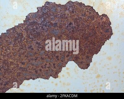 L'ancienne peinture se fissure. De la rouille est apparue sous la peinture. Traces de corrosion sur le métal. Usure de la surface métallique. Banque D'Images