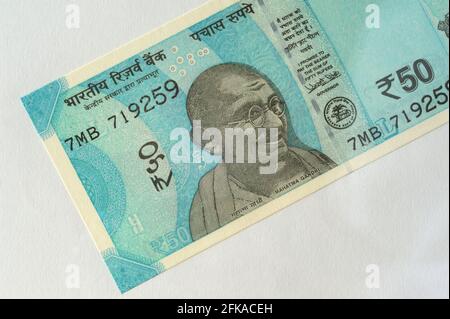 Mumbai Maharashtra Inde Asie Mars 21 2021 banque de réserve de inde face du Mahatma Gandhi sur cinquante roupies nouveaux billets 50 roupies monnaie indienne Banque D'Images