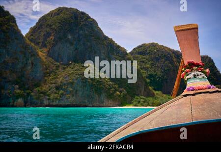 Un bateau à longue queue avec la célèbre plage de Maya Bay sur Ko Phi Phi le. Banque D'Images