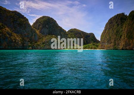 Une vue sur la célèbre plage Maya Bay sur Ko Phi Phi le. Banque D'Images