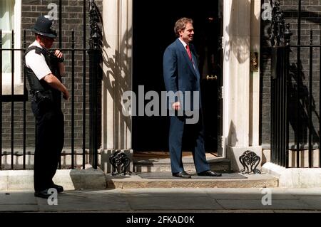 Tony Blair Premier ministre à l'extérieur du no 10 Downing Street après Une réunion avec le Premier ministre irlandais Bertie Ahern sur le Situation actuelle en Irlande du Nord Banque D'Images