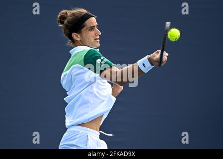 Miami Gardens, Floride, États-Unis. 24 mars 2021. Pierre-Hugues Herbert, de France, frappe un front lors de sa victoire sur Pedro Sousa, du Portugal, lors du premier tour de l'Open de Miami le 24 mars 2021 sur le terrain du Hard Rock Stadium à Miami Gardens, en Floride. Mike Lawrence/CSM/Alamy Live News Banque D'Images