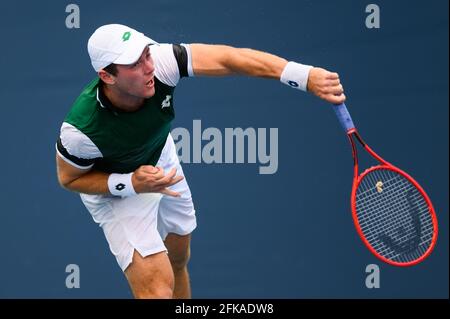 Miami Gardens, Floride, États-Unis. 24 mars 2021. Dominik Koepfer d'Allemagne sert le ballon pendant sa perte à Hugo Gaston de France dans le premier tour à l'Open de Miami le 24 mars 2021 sur le terrain du Hard Rock Stadium à Miami Gardens, Floride. Mike Lawrence/CSM/Alamy Live News Banque D'Images