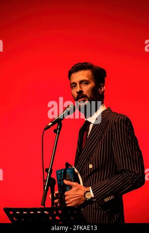 Porto, Portugal. 29 avril 2021. Bruno Nogueira joue en direct sur scène au cours du concert 'Deixem o Pimba em Paz' au Coliseu do Porto. Crédit : SOPA Images Limited/Alamy Live News Banque D'Images