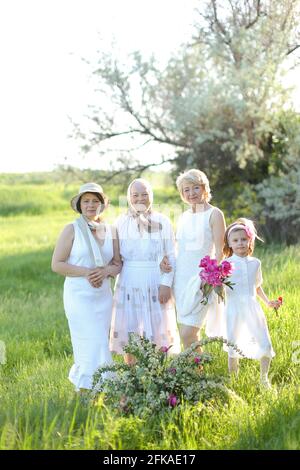 Grand-mère caucasienne debout avec ses filles et sa petite-fille à l'extérieur. Banque D'Images