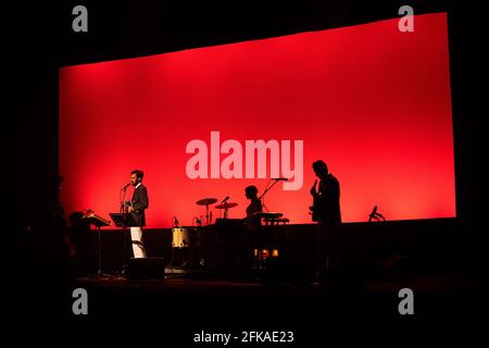 Porto, Portugal. 29 avril 2021. Manuela Azevedo joue en direct sur scène pendant le concert 'Deixem o Pimba em Paz' au Coliseu do Porto. Crédit : SOPA Images Limited/Alamy Live News Banque D'Images