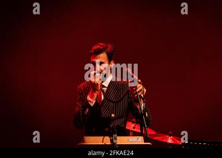 Porto, Portugal. 29 avril 2021. Bruno Nogueira joue en direct sur scène au cours du concert 'Deixem o Pimba em Paz' au Coliseu do Porto. Crédit : SOPA Images Limited/Alamy Live News Banque D'Images