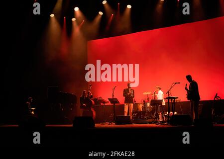 Porto, Portugal. 29 avril 2021. Bruno Nogueira joue en direct sur scène au cours du concert 'Deixem o Pimba em Paz' au Coliseu do Porto. Crédit : SOPA Images Limited/Alamy Live News Banque D'Images