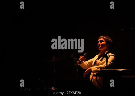 Porto, Portugal. 29 avril 2021. Manuela Azevedo joue en direct sur scène pendant le concert 'Deixem o Pimba em Paz' au Coliseu do Porto. Crédit : SOPA Images Limited/Alamy Live News Banque D'Images