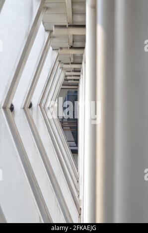 Rawamangun, Jakarta Indonésie, 23 avril 2021 : une structure de survol piétonnière qui relie l'arrêt de bus à la station LRT. Banque D'Images