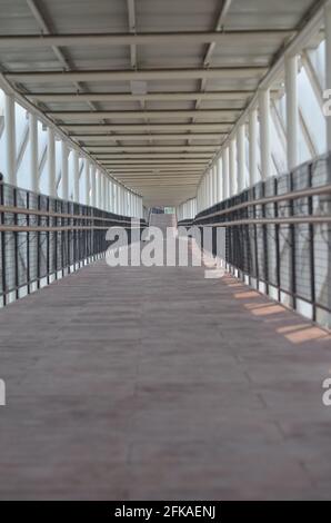 Rawamangun, Jakarta Indonésie, 23 avril 2021 : une structure de survol piétonnière qui relie l'arrêt de bus à la station LRT. Banque D'Images