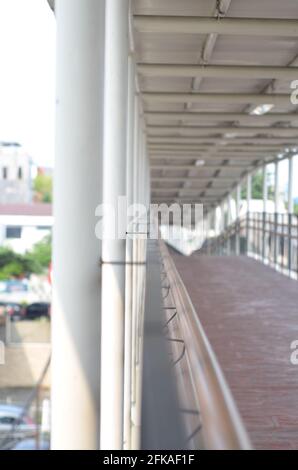 Rawamangun, Jakarta Indonésie, 23 avril 2021 : une structure de survol piétonnière qui relie l'arrêt de bus à la station LRT. Banque D'Images