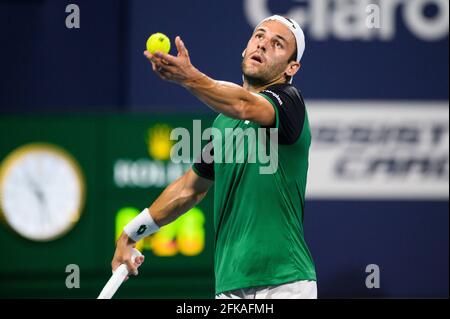 Miami Gardens, Floride, États-Unis. 24 mars 2021. Stefano Travaglia d'Italie sert le ballon pendant sa perte à Frances Tiafoe des États-Unis dans le premier tour à l'Open de Miami le 24 mars 2021 sur le terrain de Hard Rock Stadium à Miami Gardens, Floride. Mike Lawrence/CSM/Alamy Live News Banque D'Images