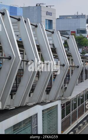 Rawamangun, Jakarta Indonésie, 23 avril 2021 : une structure de survol piétonnière qui relie l'arrêt de bus à la station LRT. Banque D'Images