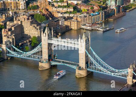 Vue panoramique sur Tower Bridge et la Tamise à Londres, en Angleterre Banque D'Images