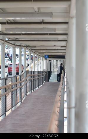 Rawamangun, Jakarta Indonésie, 23 avril 2021 : une structure de survol piétonnière qui relie l'arrêt de bus à la station LRT. Banque D'Images