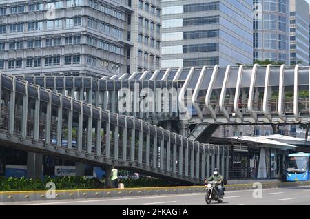 Senayan, Jakarta | Indonésie - 23 avril 2021 : un pont piétonnier conçu pour rejoindre l'arrêt de bus. Banque D'Images