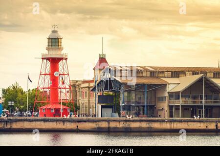 Port Adelaide, Australie - 8 décembre 2018 : phare emblématique de Port Adelaide avec marché Fishermen's Wharf, vue sur Port River au coucher du soleil Banque D'Images