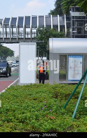 Senayan, Jakarta | Indonésie - 23 avril 2021 : un officier portant une veste orange du service des transports contrôle la circulation. Banque D'Images