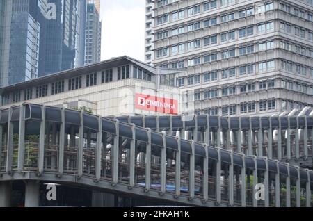 Senayan, Jakarta | Indonésie - 23 avril 2021 : un pont piétonnier conçu pour rejoindre l'arrêt de bus. Banque D'Images