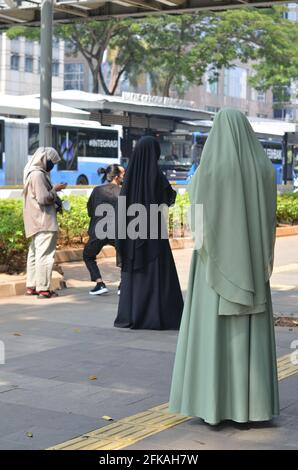 Senayan, Jakarta | Indonésie - 23 avril 2021 : les passagers attendent un bus Transjakarta. Banque D'Images