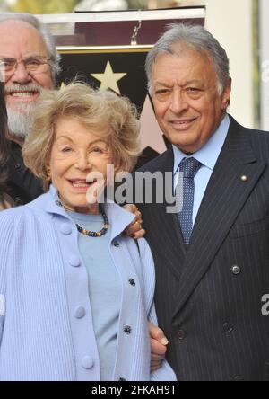 A Zubin Mehta  star 08  Anne Douglas Anne Douglas, veuve de la légende hollywoodienne Kirk Douglas, est décédée jeudi chez elle à Beverly Hills quelques jours après avoir fêté son 102e anniversaire, a annoncé sa famille. Mort en février 2020 à l'âge de 103 ans, Kirk Douglas avait rencontré Anne en 1953 à Paris, alors qu'il était en tournage du film "un acte d'amour". Après une cour frénétique, il l'a épousée à Las Vegas le 29 mai 1954. "Ce n'était pas romantique, mais c'était légal et son nouveau mari lui a promis qu'un jour il la marierait à nouveau avec style", a rappelé sa famille dans la nécrologie envoyée à l'AFP. KIRK Douglas avait un kep Banque D'Images