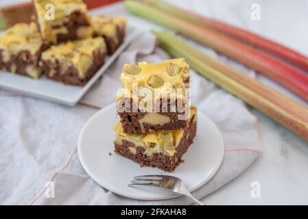 Brownie au chocolat au rhubarbe maison sur une table Banque D'Images