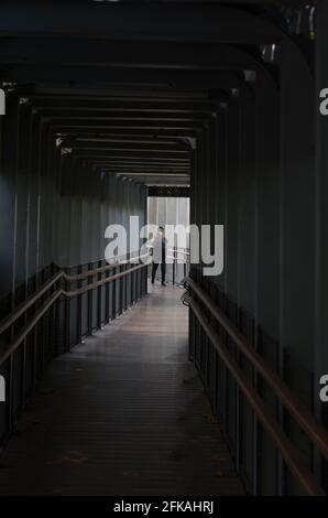 Senayan, Jakarta Indonésie le 23 avril 2021 : un vieil homme traversait une allée piétonne. Banque D'Images