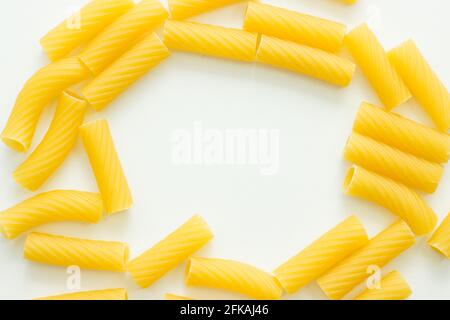 Nouilles Tortiglioni dans un cercle sur fond blanc avec espace de copie; pâtes italiennes Banque D'Images