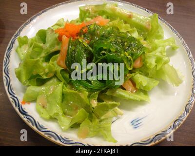 Salade de légumes au saumon frais sur l'assiette Banque D'Images