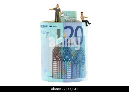 2 hommes miniatures debout et assis sur un rouleau de billets de banque Euro, isolés sur blanc Banque D'Images