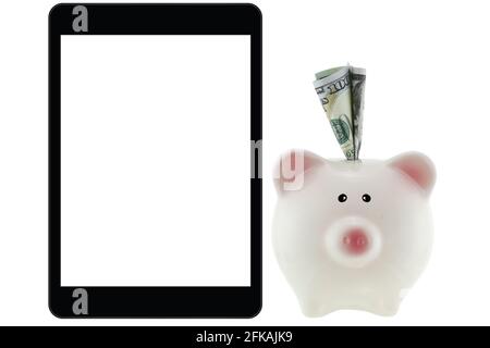 L'argent américain de 100 dollars à l'intérieur de la banque de porc rose à côté à une tablette noire avec écran blanc vierge isolé blanc Banque D'Images