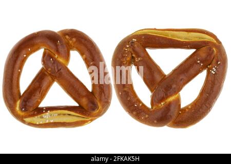 Pretzel fraîchement cuit au sel de mer isolé sur fond blanc Banque D'Images