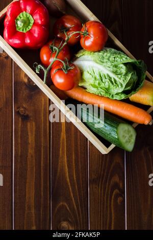 Différents légumes colorés sur bois sombre ; récolte Banque D'Images