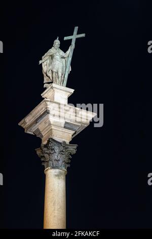 Varsovie, Pologne - 28 avril 2021 : vue en soirée de la colonne Sigismund III Waza sur la place du château de Plac Zamkowy, dans le quartier historique de la vieille ville de Starowka Banque D'Images