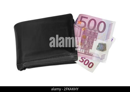 Gros plan sur un billet de banque plié de cinq cents 500 euros dans un vieux portefeuille noir isolé sur fond blanc Banque D'Images